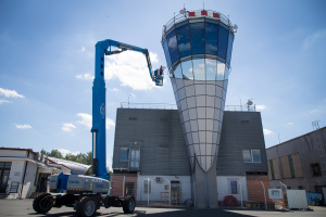 Řídicí věž na letišti v Karlových Varech dostala unikátní zasklení od Sipralu - 3