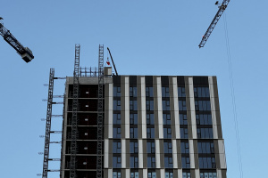 Le progrès d'installation des blocs de façade sur le projet Wood Wharf J1/J3 - 2