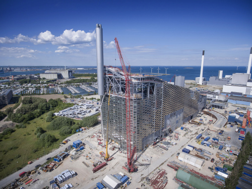Image: Skiing on waste-to-energy plant at Amager Bakke