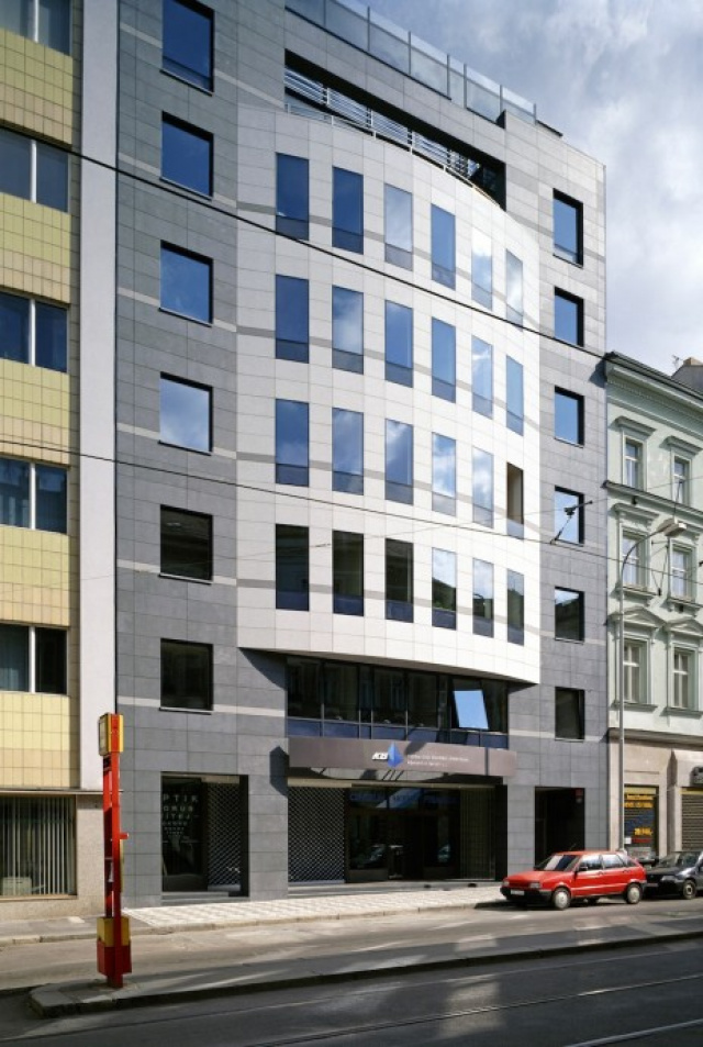 Komerční banka, Modrá pyramida