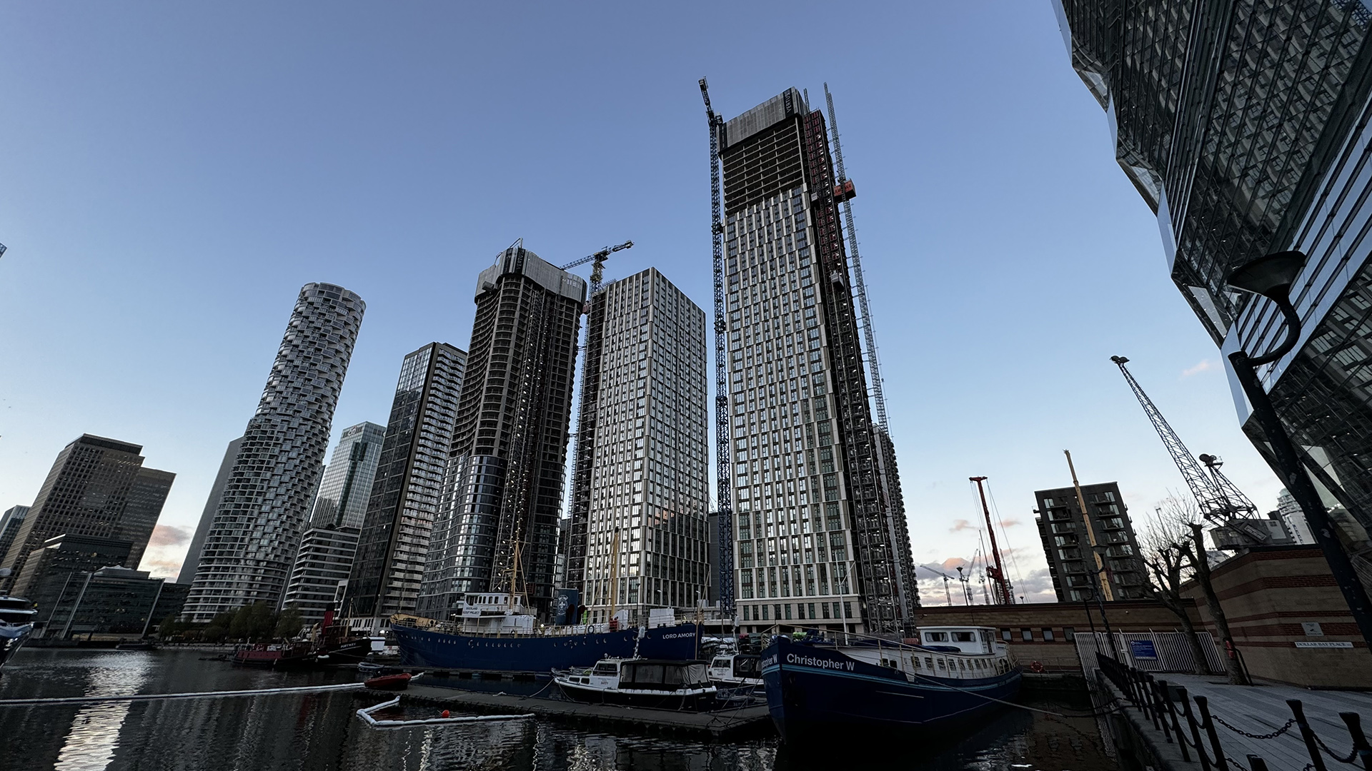 Le progrès d'installation des blocs de façade sur le projet Wood Wharf J1/J3